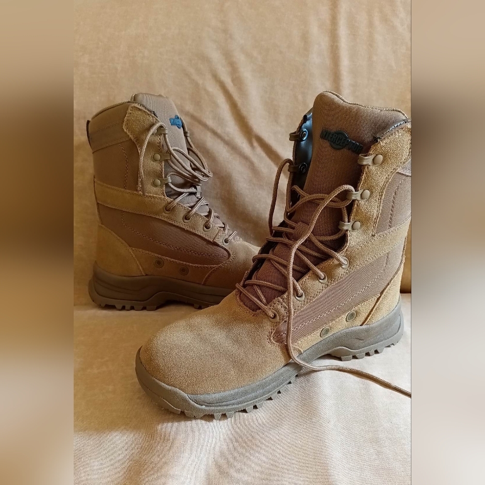 Women's Hiking boot LIKE NEW!